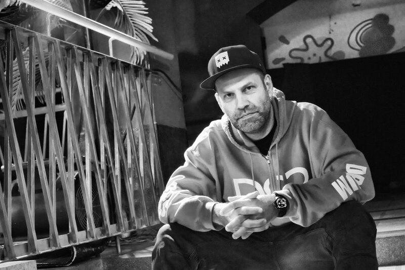 Markoman – seated bw